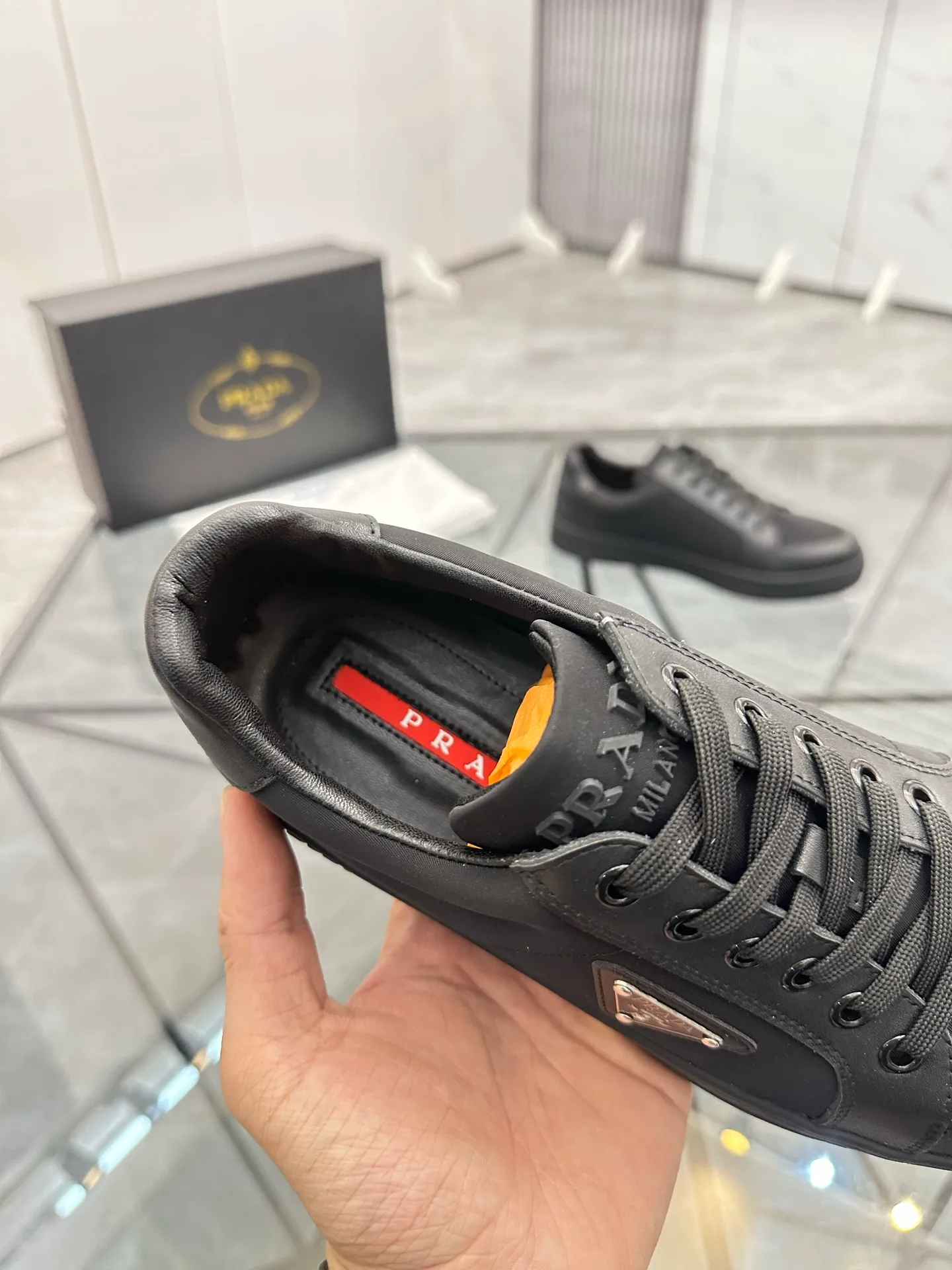 Men's shoes: 💰P400¥ Product trademark: Prada *"Prada*" low-top casual shoes Regular size: 38-44 (can be customized to 45) Product materials: imported cowhide leather upper spliced ​​with original fabric, sheepskin lining, original outsole. Number: 020